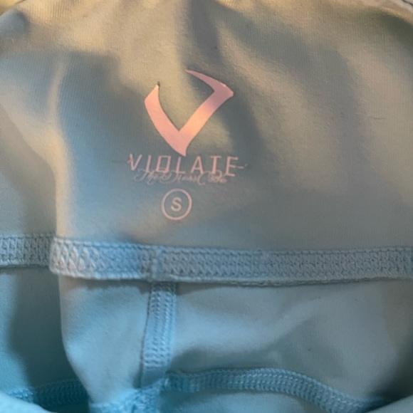 Mint violate the dress code - Picture 3 of 5